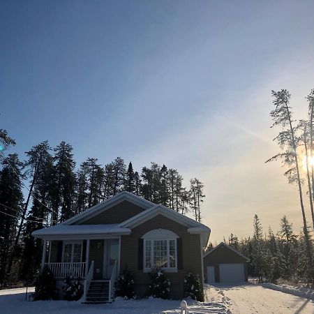 Le Chalet De Claude, Au Pied Des Monts-Valin Saint-David-de-Falardeau Exterior foto