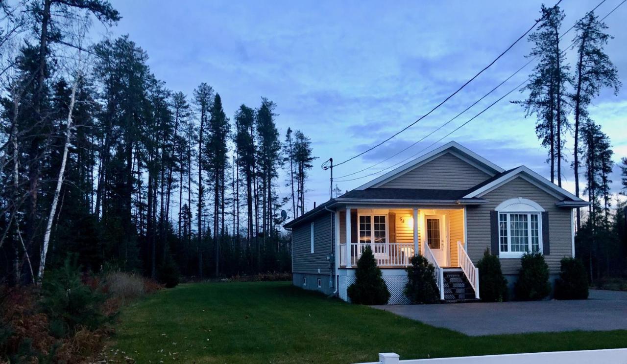 Le Chalet De Claude, Au Pied Des Monts-Valin Saint-David-de-Falardeau Exterior foto