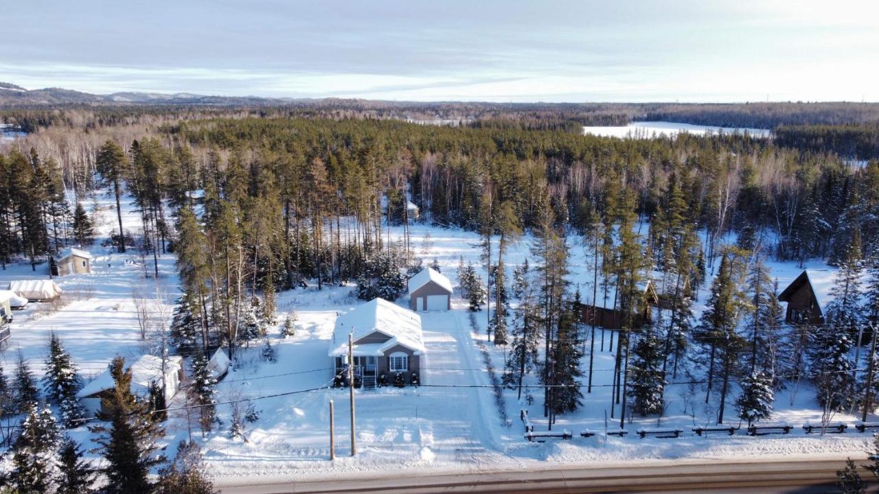 Le Chalet De Claude, Au Pied Des Monts-Valin Villa Saint-David-de-Falardeau Exterior foto