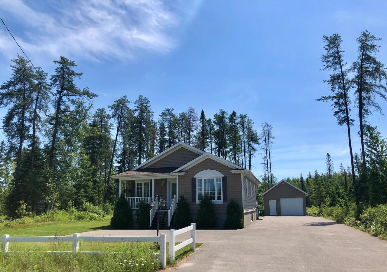 Le Chalet De Claude, Au Pied Des Monts-Valin Villa Saint-David-de-Falardeau Exterior foto